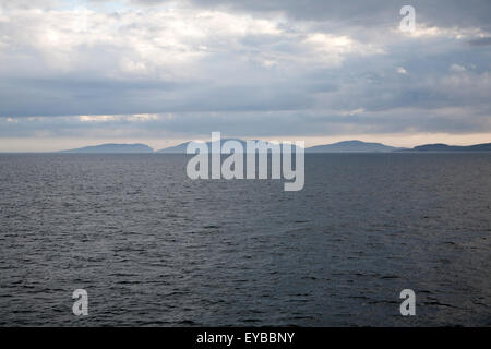 Vista distante oltre il mare di colline sulla barra, Ebridi Esterne, Scotland, Regno Unito Foto Stock