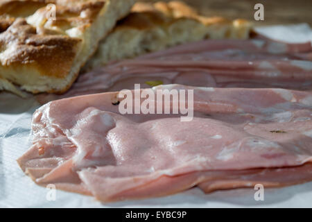 Pizza bianca per riempire con la mortadella tipica specialità di Roma in Italia Foto Stock