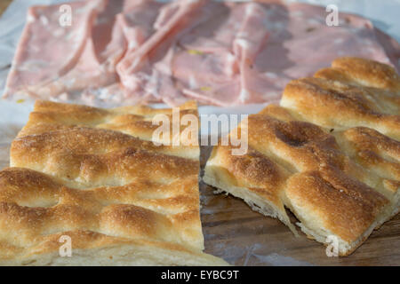 Pizza bianca per riempire con la mortadella tipica specialità di Roma in Italia Foto Stock