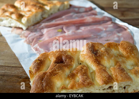 Pizza bianca per riempire con la mortadella tipica specialità di Roma in Italia Foto Stock