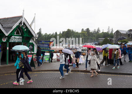 Lago di Windermere, Cumbria, Regno Unito. Il 26 luglio 2015. Regno Unito: Meteo Lago di Windermere. I turisti cinesi e i loro ombrelloni godetevi themsleves dispite la pioggia Bowness Bay Credito: Gordon Shoosmith/Alamy Live News Foto Stock