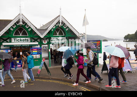 Lago di Windermere, Cumbria, Regno Unito. Il 26 luglio 2015. Regno Unito: Meteo Lago di Windermere. I turisti cinesi e i loro ombrelloni godetevi themsleves dispite la pioggia Bowness Bay Credito: Gordon Shoosmith/Alamy Live News Foto Stock