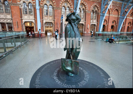 Una statua del poeta laureato John Betjeman sul piazzale della ex ferrovia Midland a St Pancras International Station. Foto Stock