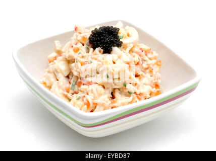 Insalata con la maionese in una ciotola su sfondo bianco Foto Stock