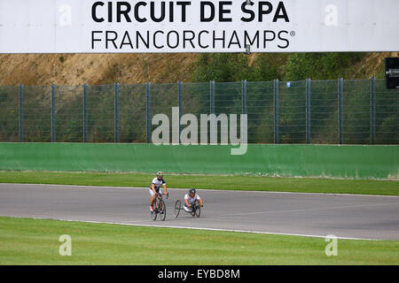 Spa Francorchamps, Francia. Il 24 luglio, 2015. Un appositamente adattati a mano azionato di moto è dimostrato da Alex Zanardi, che gareggiava contro Timo Glock su una normale bicicletta da corsa. © Azione Sport Plus/Alamy Live News Foto Stock