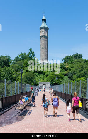 Le persone godono di vista sull'alto ponte che conduce alla Torre di acqua in Highbridge Park di Manhattan a New York City. Foto Stock