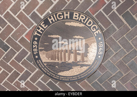 Medaglione di bronzo in passerella dell'alto ponte che collega Manhattan con il Bronx oltre il Fiume Harlem in New York City. Foto Stock