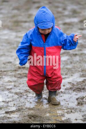 Malmesbury, Wiltshire, Regno Unito. 26 Luglio, 2015. 21 mese vecchio Dylan Wardell gioca nel fango DEL FESTIVAL WOMAD tenutasi a Charlton Park, nel Gloucestershire. Il 26 luglio 2015. Credito: Adam Gasson/Alamy Live News Foto Stock