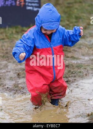 Malmesbury, Wiltshire, Regno Unito. 26 Luglio, 2015. 21 mese vecchio Dylan Wardell gioca nel fango DEL FESTIVAL WOMAD tenutasi a Charlton Park, nel Gloucestershire. Il 26 luglio 2015. Credito: Adam Gasson/Alamy Live News Foto Stock