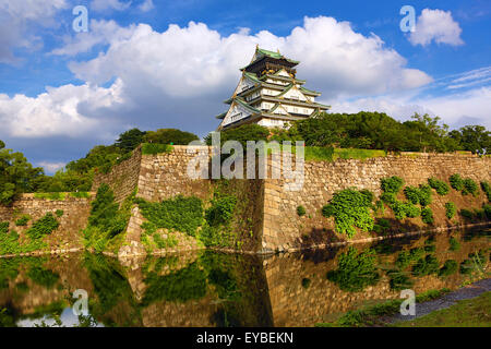 Il Castello di Osaka e bastioni, Osaka, Giappone Foto Stock