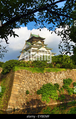 Il Castello di Osaka e bastioni, Osaka, Giappone Foto Stock