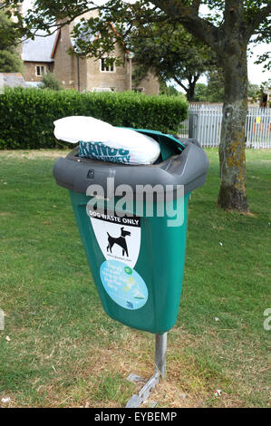Il cane lo smaltimento dei rifiuti bin a Ramsgate città della East Kent UK Luglio 2015 Foto Stock