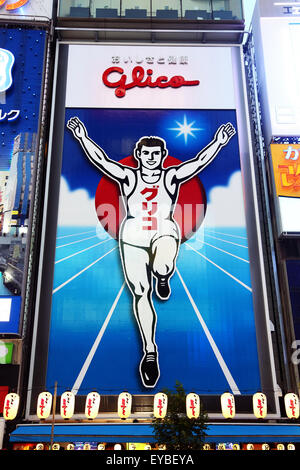 Uomo glico pubblicità affissioni in Namba di Osaka, Giappone Foto Stock