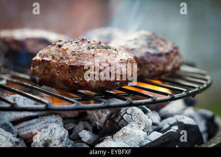 La cottura della carne su un barbecue grill barbecue Foto Stock