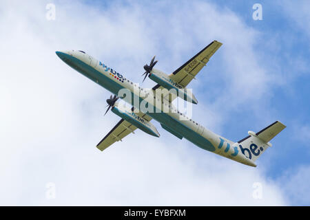 Flybe Bombardier Dash 8 Q400 Piano decollo dall'aeroporto di Manchester G-ECOF Foto Stock