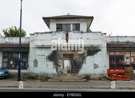 Scena di strada di realistica e convincente del trompe l'oeil su una vecchia strada della parete edilizia a Swanage, Isle of Purbeck, Dorset, sud-ovest Inghilterra Foto Stock