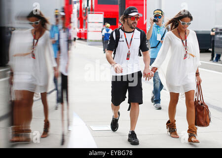 Motorsports: FIA Formula One World Championship 2015, il Gran Premio di Ungheria, #14 Fernando Alonso (ESP, McLaren Honda) con la sua fidanzata Lara Alvarez Foto Stock
