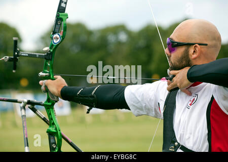 Copenhagen, Danimarca, Luglio 26th, 2015. Jason canadese ("Jay") pratiche di Lione la sua ripresa prima di tutto il mondo ai campionati di tiro con l'arco torneo inizia lunedì, luglio 27th. In Copenhagen. Jason ha vinto la medaglia di bronzo in uomini tiro con l'arco in Pan Am tiro con l'arco nel giugno 2015. Credito: OJPHOTOS/Alamy Live News Foto Stock