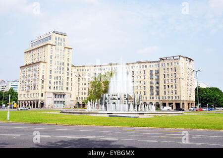 La fontana di galleggianti a Strausberger Platz in Karl Marx Allee, Berlino Foto Stock