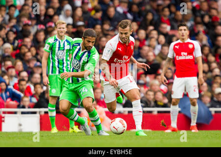 Londra, Regno Unito. 26 Luglio, 2015. Emirates Cup. Arsenal vs VfL Wolfsburg. Jack Wilshere (Arsenal) detiene di Marcel Schafer (VfL Wolfsburg). Credito: Azione Sport Plus/Alamy Live News Foto Stock