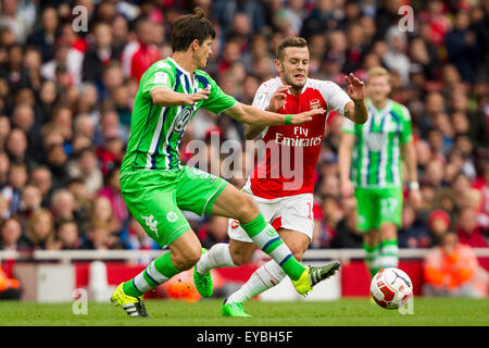 Londra, Regno Unito. 26 Luglio, 2015. Emirates Cup. Arsenal vs VfL Wolfsburg. Marcel Schafer (VfL Wolfsburg) porta giù Wilshere Jack (Arsenal). Credito: Azione Sport Plus/Alamy Live News Foto Stock