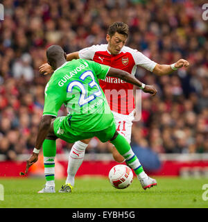 Londra, Regno Unito. 26 Luglio, 2015. Emirates Cup. Arsenal vs VfL Wolfsburg. Mesut Ozil (Arsenal) evade Joshua Guilavogui (VfL Wolfsburg). Credito: Azione Sport Plus/Alamy Live News Foto Stock
