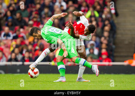 Londra, Regno Unito. 26 Luglio, 2015. Emirates Cup. Arsenal vs VfL Wolfsburg. Jeff Reine-Adelaide (Arsenal) grovigli con Vierinha (VfL Wolfsburg). Credito: Azione Sport Plus/Alamy Live News Foto Stock