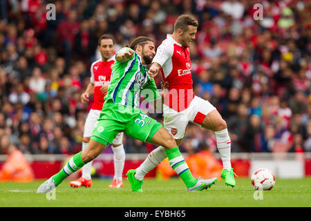 Londra, Regno Unito. 26 Luglio, 2015. Emirates Cup. Arsenal vs VfL Wolfsburg. Jack Wilshere (Arsenal) detiene di Ricardo Rodriguez (VfL Wolfsburg). Credito: Azione Sport Plus/Alamy Live News Foto Stock