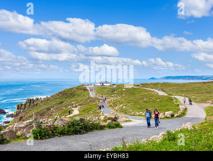 Vista verso la prima e ultima casa, Land's End, Cornwall, Regno Unito Foto Stock