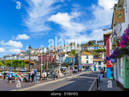 Il filamento lungo la banchina a Brixham, Torbay, Devon, Inghilterra, Regno Unito Foto Stock