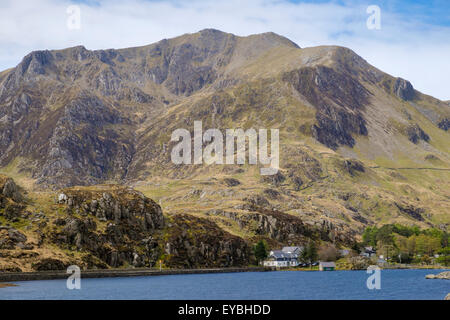 Vista su tutta Llyn Ogwen lago al Cottage Ogwen sotto Y Garn montagna nel Parco Nazionale di Snowdonia. Gwynedd, Wales, Regno Unito, Gran Bretagna Foto Stock