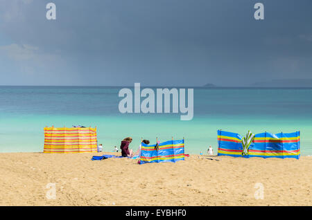 I turisti sulla spiaggia di Porthgwidden, St Ives, Cornwall, Regno Unito, Europa. Foto Stock