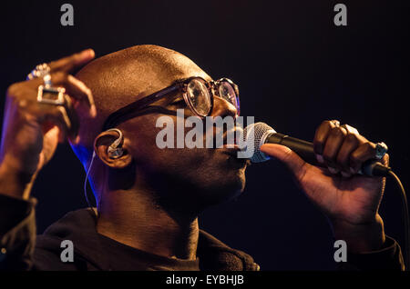 Malmesbury, Wiltshire, Regno Unito. 26 Luglio, 2015. Ghostpoet, performing live in Siam tenda nel terzo e ultimo giorno del WOMAD festival di musica, Charlton Park, Inghilterra, Regno Unito. Credito: Francesca Moore/Alamy Live News Foto Stock