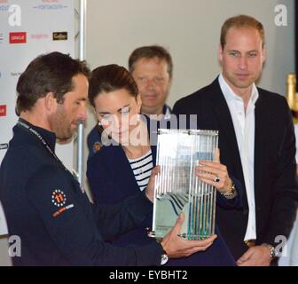 Portsmouth, Hampshire, Regno Unito. 26 Luglio, 2015. Il Duca e la Duchessa di Cambridge presente Sir Ben Ainslie, comandante della British " Land Rover BAR' team con il cup per vincere la Louis Vuitton America's Cup World Cup Series Portsmouth durante la cerimonia ufficiale di premiazione. La tazza è stata progettata da 5 anno vecchio Leo Howard da una scuola locale a nome del 1851 fiducia e realizzato dall'artista Michelle Littlewood. Credito: Wendy Johnson/Alamy Live News (fotografo media accreditati per questo evento) Foto Stock