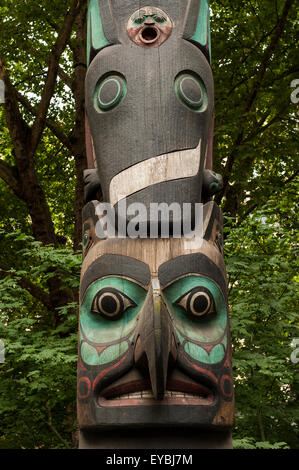 Centro di Seattle a Pioneer Square con totem, Native American Art Foto Stock