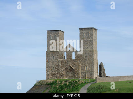 Le rovine della chiesa medievale di Santa Maria sopra Reculver. Reculver, Kent, Regno Unito, Foto Stock