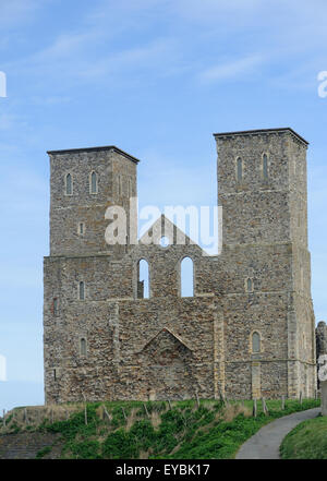 Le rovine della chiesa medievale di Santa Maria sopra Reculver. Reculver, Kent, Regno Unito, Foto Stock