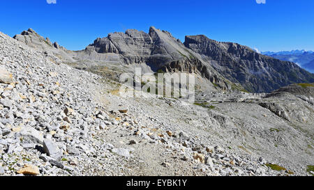 Il Latemar mountain range. Le Dolomiti della Val di Fiemme. Rocce calcaree in Valsorda valle; vista sul Cimon del Latemar, Schenon picchi. Alpi italiane. Foto Stock