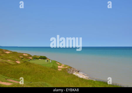 Whistling Straits Campo da Golf in Kohler, WI è stato progettato da Pete Dye e alcune caratteristiche di due miglia del lago Michigan litorale. Foto Stock
