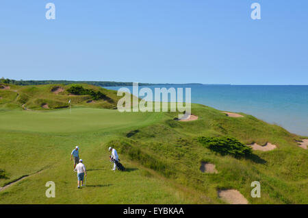 Whistling Straits Campo da Golf in Kohler, WI è stato progettato da Pete Dye e alcune caratteristiche di due miglia del lago Michigan litorale. Foto Stock