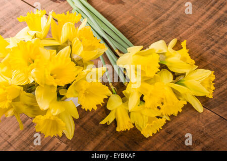 Bouquet di giallo fresco narcisi sul tavolo di legno Foto Stock