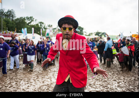 Malmesbury, Wiltshire, Regno Unito. 26 Luglio, 2015. WOMAD Festival processione nella terza e ultima giornata del festival va dal mondo dei bambini per il Siam tenda a Charlton Park, Inghilterra, Regno Unito. Il sole brillava per la sfilata ma questo anno è più corta rispetto al normale a causa della pioggia e terreni fangosi. Credito: Francesca Moore/Alamy Live News Foto Stock