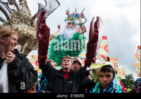 Malmesbury, Wiltshire, Regno Unito. 26 Luglio, 2015. WOMAD Festival processione nella terza e ultima giornata del festival va dal mondo dei bambini per il Siam tenda a Charlton Park, Inghilterra, Regno Unito. Il sole brillava per la sfilata ma questo anno è più corta rispetto al normale a causa della pioggia e terreni fangosi. Credito: Francesca Moore/Alamy Live News Foto Stock