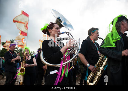 Malmesbury, Wiltshire, Regno Unito. 26 Luglio, 2015. WOMAD Festival processione nella terza e ultima giornata del festival va dal mondo dei bambini per il Siam tenda a Charlton Park, Inghilterra, Regno Unito. Il sole brillava per la sfilata ma questo anno è più corta rispetto al normale a causa della pioggia e terreni fangosi. Credito: Francesca Moore/Alamy Live News Foto Stock