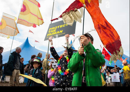 Malmesbury, Wiltshire, Regno Unito. 26 Luglio, 2015. WOMAD Festival processione nella terza e ultima giornata del festival va dal mondo dei bambini per il Siam tenda a Charlton Park, Inghilterra, Regno Unito. Il sole brillava per la sfilata ma questo anno è più corta rispetto al normale a causa della pioggia e terreni fangosi. Credito: Francesca Moore/Alamy Live News Foto Stock