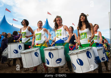 Malmesbury, Wiltshire, Regno Unito. 26 Luglio, 2015. WOMAD Festival processione nella terza e ultima giornata del festival va dal mondo dei bambini per il Siam tenda a Charlton Park, Inghilterra, Regno Unito. Il sole brillava per la sfilata ma questo anno è più corta rispetto al normale a causa della pioggia e terreni fangosi. Credito: Francesca Moore/Alamy Live News Foto Stock