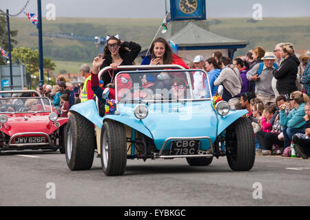 Swanage, Dorset, Regno Unito. 26 Luglio, 2015. Swanage sfilata di carnevale in luglio con il tema di supereroi - spiaggia buggy Credito: Carolyn Jenkins/Alamy Live News Foto Stock