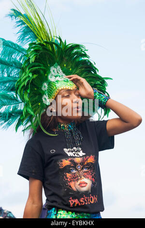 Swanage, Dorset, Regno Unito. 26 Luglio, 2015. Swanage sfilata di carnevale in luglio con il tema di supereroi - ballerino in costume di fantasia. Credito: Carolyn Jenkins/Alamy Live News Foto Stock