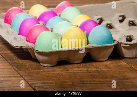 Carta cartone uovo di colorati naturalmente tinti uova di Pasqua Foto Stock