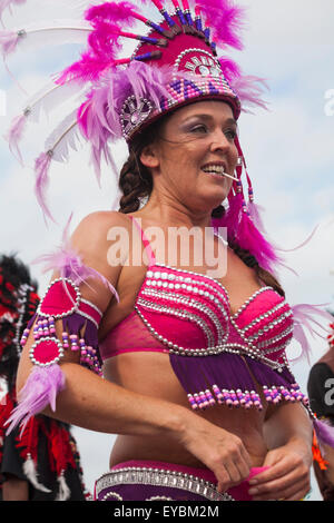 Swanage, Dorset, Regno Unito. 26 Luglio, 2015. Swanage sfilata di carnevale in luglio con il tema di supereroi - ballerino in costume di fantasia Credito: Carolyn Jenkins/Alamy Live News Foto Stock